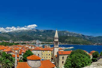 Черногорское побережье уже встречает первых туристов. 